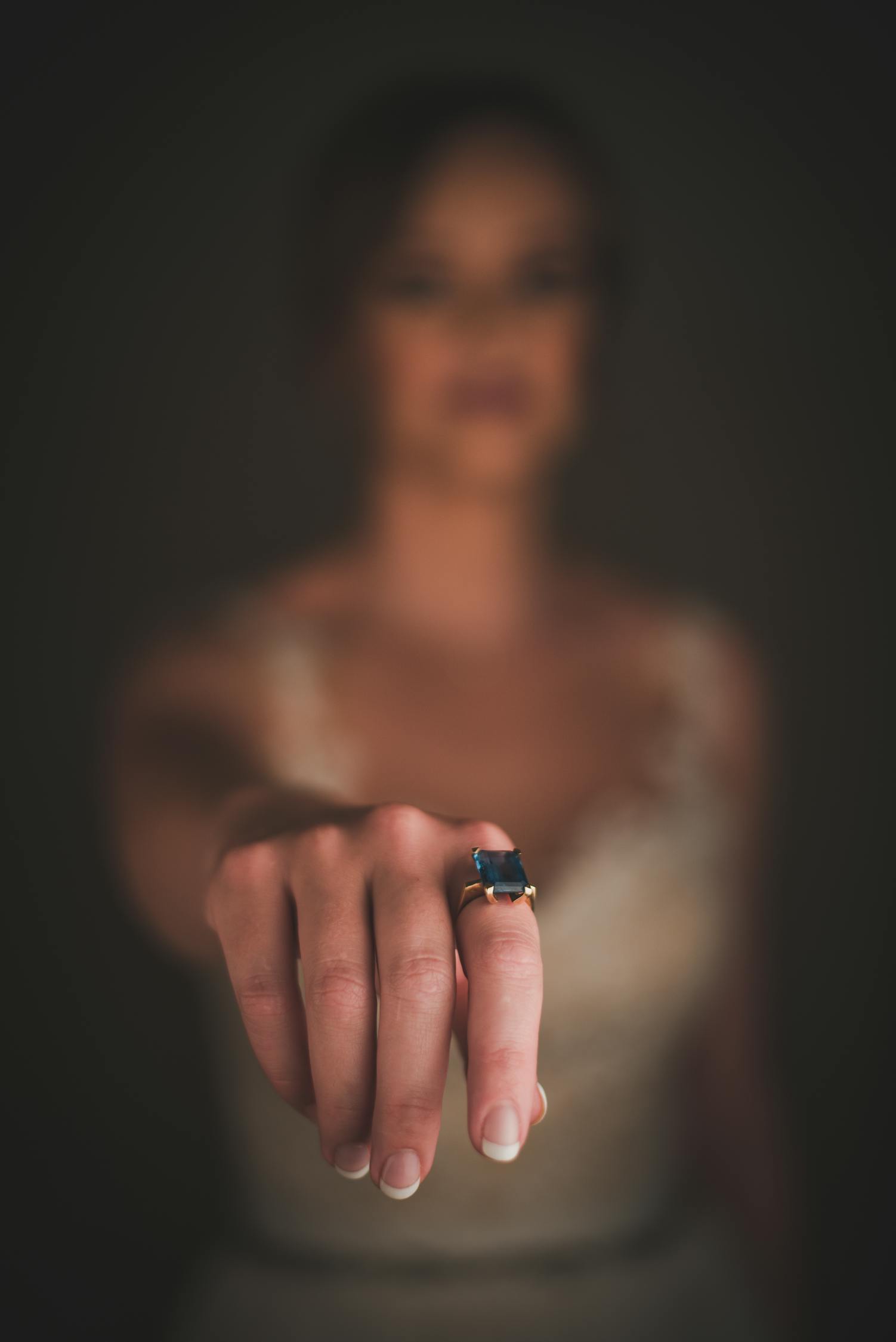 结婚戒指男女佩戴手部的传统与现代考量，戴哪只手？