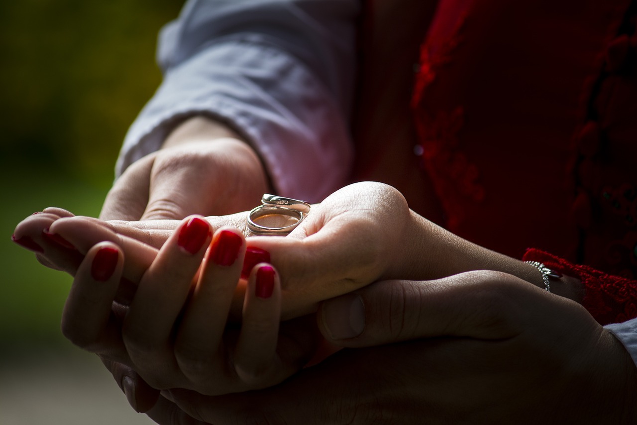 如何挑选求婚戒指？细节决定成败。