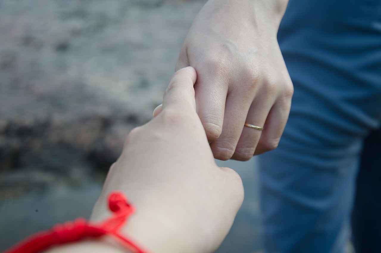 女性钻戒佩戴，传统与现代的选择——戴左手还是右手？