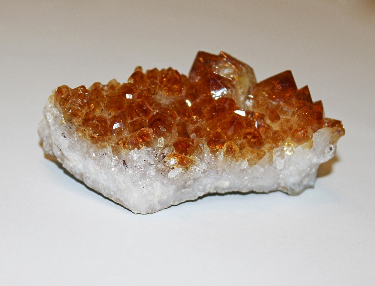 黄水晶的神秘能量象征与寓意及功效详解